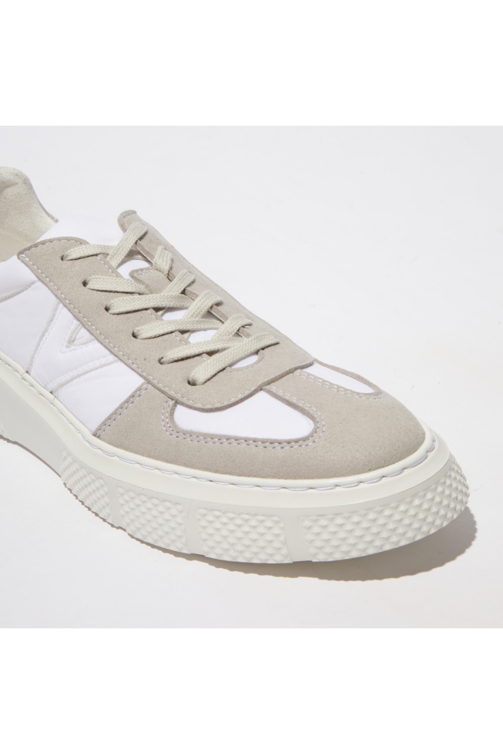 FLY LONDON Essa511 Chunky Trainer White Lilac