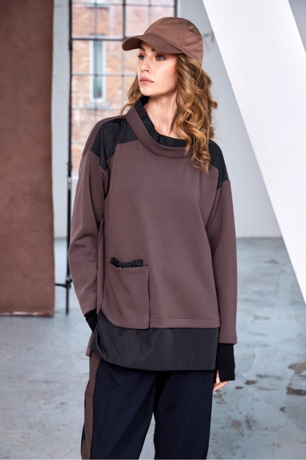 NAYA Soft Sweatshirt With Contrast Shoulder, Hem And Pocket Detail Coacoa/Black