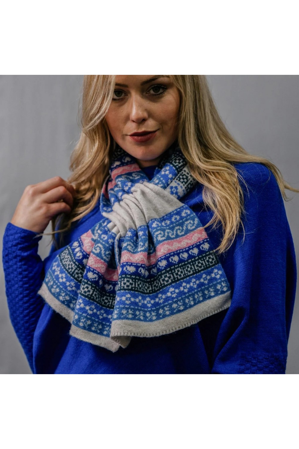 Zelly knitted Nordic Design Pull Through Scarf Blue