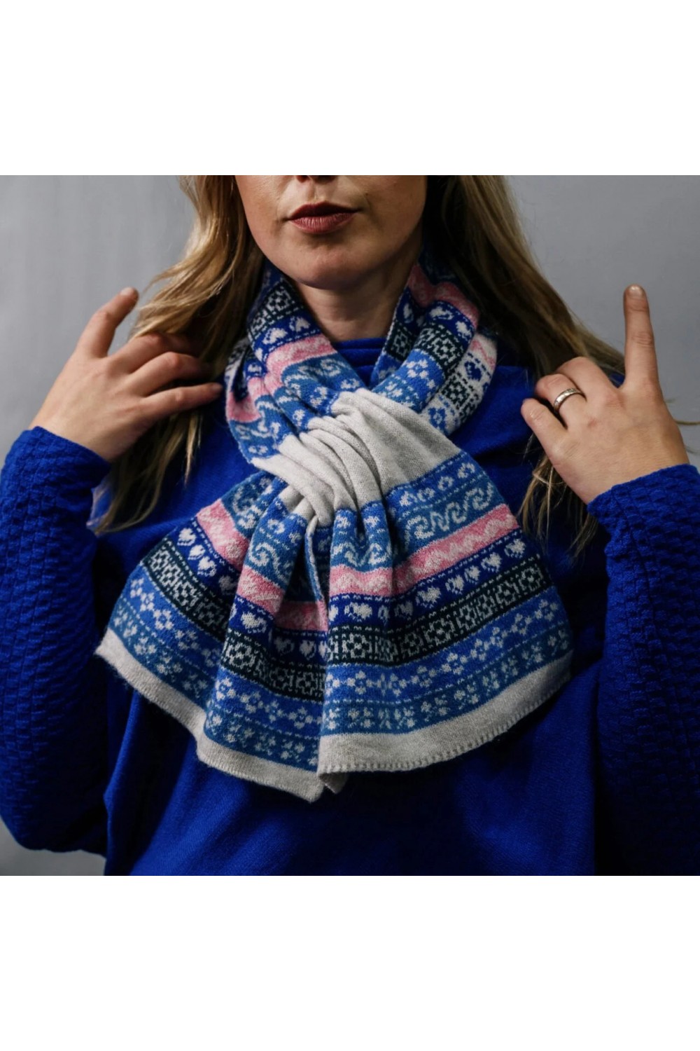 Zelly knitted Nordic Design Pull Through Scarf Blue